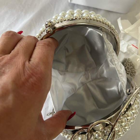 Elegant Silver and Pearl Women's Clutch/shoulder Bag - Picture 3 of 7